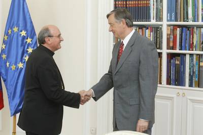 The President of the Republic of Slovenia, Dr Danilo Türk, receives the Apostolic Nuncio and Doyen of the Diplomatic Corps in the Republic of Slovenia, Archbishop Monsignor Dr Juliusz Janusz (photo: Stanko Gruden/STA)