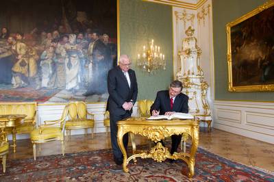 The Slovenian President, Danilo Türk, signs the visitors’ book of Prague Castle (photo: Stanko Gruden/STA)