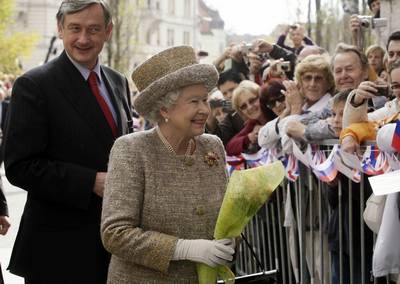 The President of the Republic of Slovenia, Dr Danilo Türk, and Queen Elizabeth II crossing the Triple Bridge (FA BOBO)