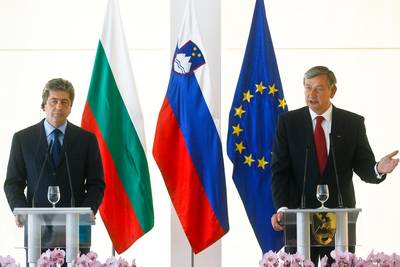 President of the Republic of Slovenia, Dr Danilo Türk, welcomes President of the Republic of Bulgaria, Dr Georgi Parvanov (photo: Nebojša Tejić/STA)
