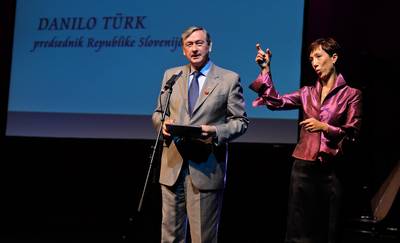 Predsednik republike dr. Danilo Türk se je udeležil slavnostne akademije ob mednarodnem dnevu gluhih in 80. obletnici organiziranega delovanja gluhih in naglušnih na Slovenskem (foto: Nebojša Tejić/STA)