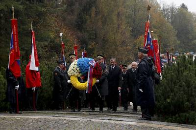 Predsednik Republike Slovenije dr. Danilo Türk je položil venec k Spomeniku žrtvam vojnega nasilja na Urhu pri Ljubljani (foto: Stanko Gruden/STA)