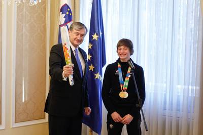 Udeleženci 1. mladinskih zimskih olimpijskih iger v Innsbrucku so predsedniku republike dr. Danilu Türku podarili olimpijsko baklo (foto: Stanko Gruden/STA)