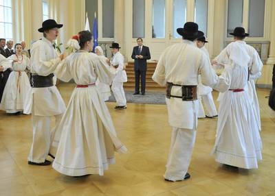 Člani Folklorne skupine KUD Oton Župančič Vinica so zaplesali predsedniku republike dr. Danilu Türku ob sprejemu Zelenega Jurija iz Bele Krajine (FA BOBO)
