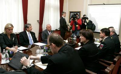 Ministrica za obrambo dr. Ljubica Jelušič in načelnik Generalštaba Slovenske vojske generalmajor mag. Alojz Šteiner sta predsedniku dr. Danilu Türku predstavila letno poročilo o stanju pripravljenosti Slovenske vojske (foto: Tina Kosec/STA)