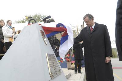 Predsednik republike in vrhovni poveljnik obrambnih sil dr. Danilo Türk je slovesno odkril obeležje v spomin na dogodke iz leta 1991 (FA BOBO)