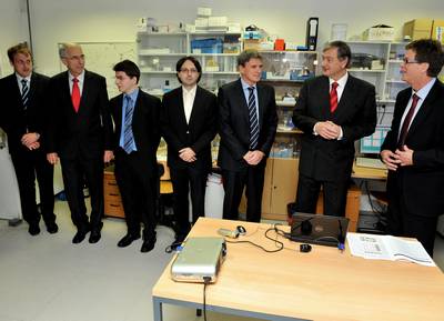 Predsednik republike dr. Danilo Türk je obiskal Institut "Jožef Stefan", kjer se je seznanil z odmevnimi dosežki slovenskih znanstvenikov na področju fizike tekočih kristalov (foto: Tamino Petelinšek/STA)