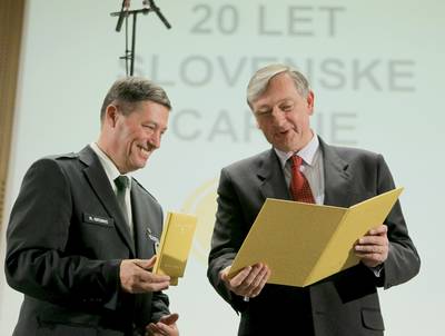 Predsednik republike dr. Danilo Türk je z Zlatim redom za zasluge odlikoval Carinsko upravo Republike Slovenije (foto: Daniel Novakovič/STA)