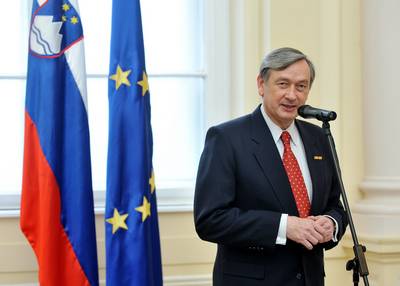 Predsednik republike dr. Danilo Türk je z Zlatim redom za zasluge odlikoval Organizacijski komite Pokala Vitranc (foto: Tamino Petelinšek/STA)