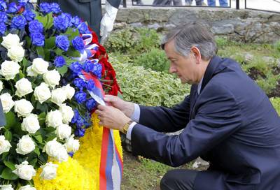 Predsednik republike dr. Danilo Türk je položil venec k spomeniku žrtvam v Planini na Podbočju med II. svetovno vojno (foto: Daniel Novakovič/STA)