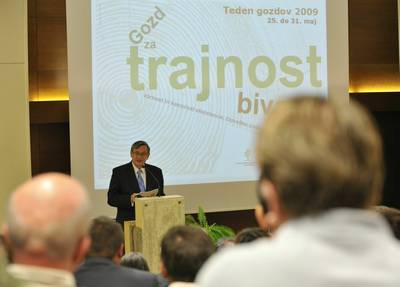 Predsednik republike dr. Danilo Türk se je udeležil osrednje prireditve ob Tednu gozdov 2009, kjer je nagovoril udeležence prireditve (FA BOBO)
