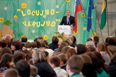 Predsednik republike dr. Danilo Türk se je udeležil zaključne prireditve projekta zbiranja in ločevanja odpadne embalaže v pomurskih vzgojno-izobraževalnih zavodih "Ločujmo - varujmo" (foto: Stanko Gruden/STA)