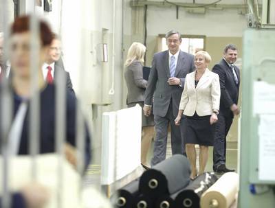 Predsednik republike dr. Danilo Türk si je ogledal proizvodnjo v podjetju Inplet pletiva (foto: Tina Kosec/STA)
