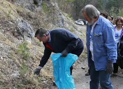 Predsednik republike dr. Danilo Türk se je z županom Občine Vrhnika Stojanom Jakinom ter predstavniki tabornikov in skavtov udeležil akcije čiščenja odpadkov v občini Vrhnika (foto: Tina Kosec/STA)
