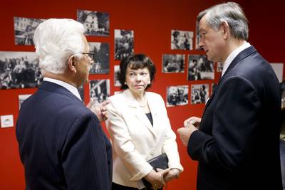 Predsednik republike dr. Danilo Türk in soproga Barbara Miklič Türk sta si ogledala spominsko sobo, posvečeno ukradenim otrokom (foto: Stanko Gruden/STA)