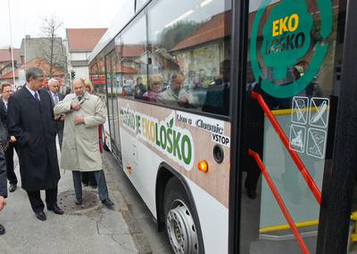 Predsednik republike dr. Danilo Türk se je del poti peljal z redno avtobusno linijo "Loško je ekološko" (foto: Stanko Gruden/STA)