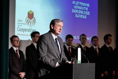 Predsednik republike dr. Danilo Türk se je udeležil slovesnosti ob mednarodnemu letu zadrug in 140. obletnici zadružništva na Slovenskem s podelitvijo jubilejnih priznanj (foto: Stanko Gruden/STA)