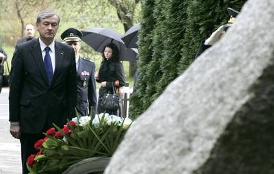 Predsednik Republike Slovenije dr. Danilo Türk je položil venec k Spomeniku frankolovskim žrtvam na Frankolovem (foto: Tina Kosec/STA)