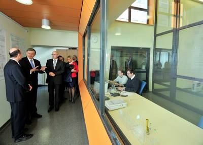 Predsednik republike dr. Danilo Türk je ob mednarodnem letu kemije obiskal Kemijski inštitut (foto: Tamino Petelinšek/STA)