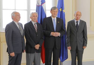 Predsednik republike dr. Danilo Türk je z Redom za zasluge odlikoval dr. Mihaela Glavana, Zdravka Likarja in Ernesta Ružiča (foto: Daniel Novakovič/STA)