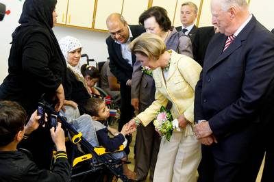 Predsednik Republike Slovenije dr. Danilo Türk in soproga Barbara Miklič Türk ter Njuni veličanstvi norveški kralj Harald V. in kraljica Sonja so se srečali s palestinskimi otroci, ki so na zdravljenju v Univerzitetnem rehabilitacijskem inštitutu Republike Slovenije – Soča (foto: Stanko Gruden/STA)
