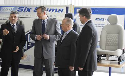 Predsednik republike dr. Danilo Türk si je ogledal proizvodnjo v TPV-jevem hčerinskem podjetju TPV Johnson Controls (foto: Tina Kosec/STA)