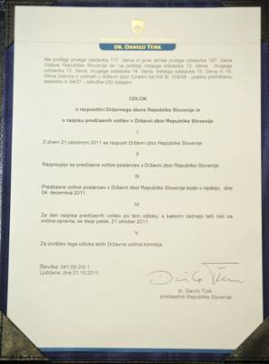 Predsednik republike dr. Danilo Türk je podpisal odlok o razpustitvi Državnega zbora Republike Slovenije in o razpisu predčasnih volitev v Državni zbor Republike Slovenije (foto: Nebojša Tejić/STA)