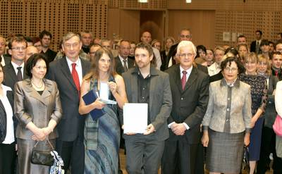 Predsednik republike dr. Danilo Türk je z Redom za zasluge odlikoval Društvo Ekologi brez meja za izvedbo največjega okoljevarstvenega projekta v zgodovini Slovenije "Očistimo Slovenijo v enem dnevu" (foto: Tina Kosec/STA)