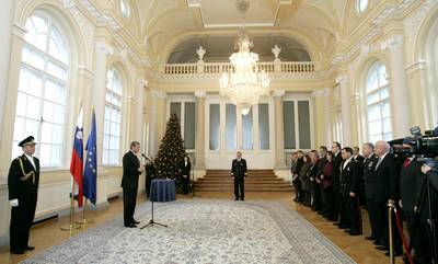 Predsednik republike in vrhovni poveljnik obrambnih sil dr. Danilo Türk je imenoval kapitana Renata Petriča v čin kontraadmirala Slovenske vojske (foto: Tina Kosec/STA)