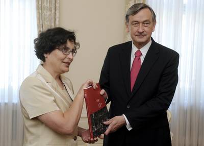 Varuhinja človekovih pravic dr. Zdenka Čebašek Travnik je predsedniku republike dr. Danilu Türku predala Letno poročilo Varuha človekovih pravic Republike Slovenije za leto 2009 (foto: Tamino Petelinšek/STA)