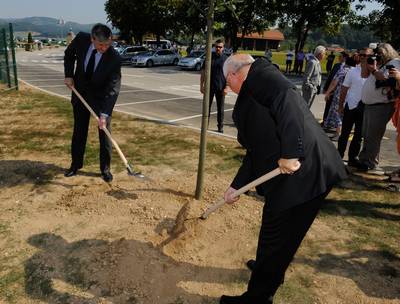 Predsednik republike dr. Danilo Türk in župan Občine Mokronog-Trebelno Anton Maver sta ob Športnem parku Mokronog posadila lipo ob 20. obletnici samostojnosti Republike Slovenije (foto: Nebojša Tejić/STA