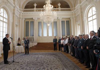Predsednik republike dr. Danilo Türk je z Zlatim redom za zasluge odlikoval Mirana Bogataja (foto: Tina Kosec/STA)