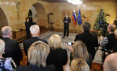 Predsednik republike dr. Danilo Türk je z Zlatim redom za zasluge odlikoval Društvo Bralna značka Slovenije – ZPMS ter IEDC – Poslovno šolo Bled (foto: Nebojša Tejić/STA)