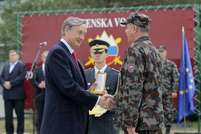 Predsednik republike dr. Danilo Türk je vročil odlikovanje Zlati red za zasluge Šoli za podčastnike Andrej Komel plemeniti – Sočebran (foto: Daniel Novakovič/STA) 