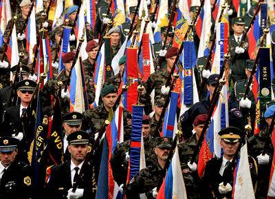 Predsednik republike in vrhovni poveljnik obrambnih sil dr. Danilo Türk se je udeležil osrednje slovesnosti ob 20. obletnici odhoda zadnjega vojaka Jugoslovanske armade iz območja Republike Slovenije (foto: Tamino Petelinšek/STA)