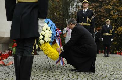 Predsednik Republike Slovenije dr. Danilo Türk je položil venec k Spomeniku žrtvam vojnega nasilja na Urhu pri Ljubljani (foto: Nebojša Tejić/STA)