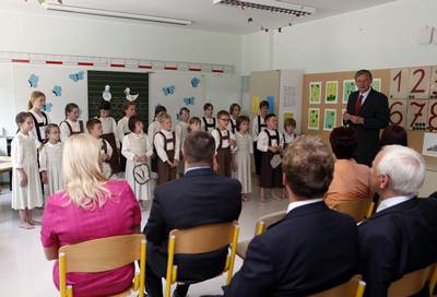 Predsednik republike dr. Danilo Türk je obiskal Osnovno šolo Blaža Arniča Luče – podružnična šola Solčava (foto: Tina Kosec/STA)