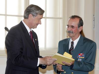 Predsednik republike dr. Danilo Türk je z Zlatim redom za zasluge odlikoval Mirana Bogataja (foto: Tina Kosec/STA)
