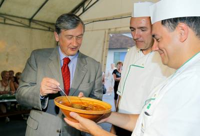 Predsednik republike dr. Danilo Türk se je udeležil slovesne razglasitve Lendave za svetovno prestolnico bograča (foto: Daniel Novakovič/STA)