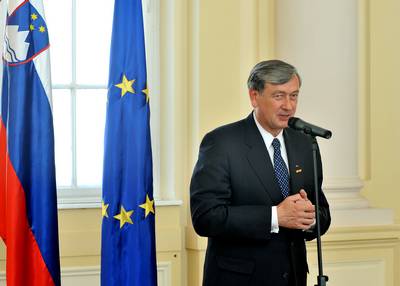 Predsednik republike dr. Danilo Türk je z Zlatim redom za zasluge odlikoval Petra Kovačiča Peršina (foto: Tamino Petelinšek/STA)