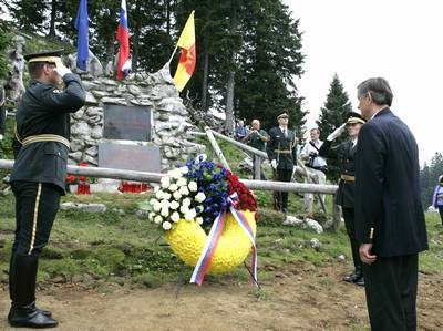 Predsednik dr. Danilo Türk se je udeležil spominske slovesnosti ob 65. obletnici preboja Šlandrove in Zidanškove brigade ter IV. bataljona VDV iz obkolitvenega obroča na Menini planini ter ob drugih pomembnih obletnicah enot IV. operativne cone (foto: Tina Kosec/STA)