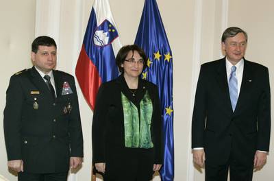 Ministrica za obrambo dr. Ljubica Jelušič in načelnik Generalštaba Slovenske vojske generalmajor mag. Alojz Šteiner sta predsedniku dr. Danilu Türku predstavila letno poročilo o stanju pripravljenosti Slovenske vojske (foto: Tina Kosec/STA)