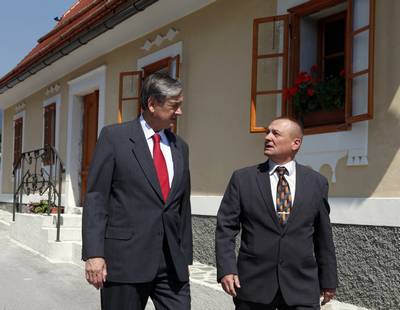 Predsednik republike dr. Danilo Türk si je ogledal Fašunovo hišo (foto: Tina Kosec/STA)