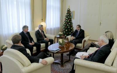 Predsednik republike dr. Danilo Türk je sprejel vodstvo Gospodarske zbornice Slovenije (foto: Daniel Novakovič/STA)