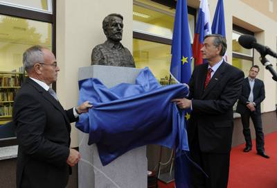 Predsednik republike dr. Danilo Türk se je udeležil odprtja Krajevne knjižnice Daneta Zajca Moravče in društvenih prostorov ter odkritja doprsnega kipa pesnika in dramatika Daneta Zajca (foto: Nebojša Tejić/STA)