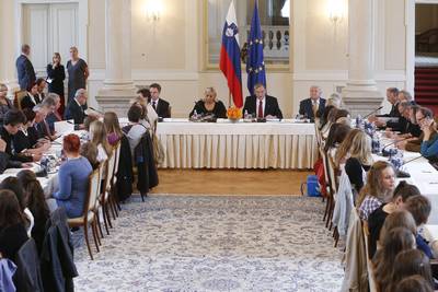 Predsednik republike dr. Danilo Türk je organiziral 4. posvet o domoljubju z naslovom "Domoljubje v slovenski glasbi", na katerem bodo sodelovali predstavniki veteranskih in domoljubnih organizacij, učenci osnovnih šol – nagrajenci literarnega natečaja "Moja rodna domovina", učitelji, glasbeni ustvarjalci in producenti ter predstavniki javnih institucij (foto: Stanko Gruden/STA)