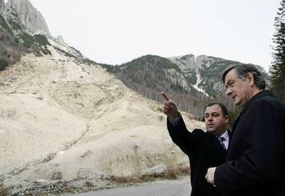 Predsednik republike dr. Danilo Türk si je ogledal potek sanacije posledic potresa in plazov, ki so prizadeli naselje Log pod Mangartom v novembru 2000 (FA BOBO)
