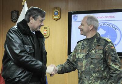 Predsednik in vrhovni poveljnik obrambnih sil Republike Slovenije dr. Danilo Türk se je srečal s poveljnikom KFOR generalom Markusom J. Bentlerjem (FA BOBO)