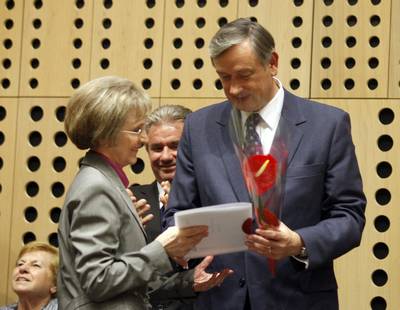 Predsednik republike dr. Danilo Türk je podelil priznanje "Naj prostovoljski projekt 2011", ki ga je prejel projekt Nešteto razlogov za življenje - humanitarna kampanja ob 25. obletnici Društva onkoloških bolnikov Slovenije (foto: Tina Kosec/STA)