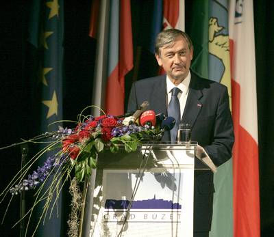 Predsednik Republike Slovenije dr. Danilo Türk se je udeležil srečanja županov Istre, poslancev in gospodarstvenikov iz Slovenije in Hrvaške (foto: Tina Kosec/STA)